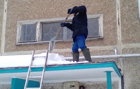 Очистка козырьков от снега по адресу Серебрянский проезд, 19